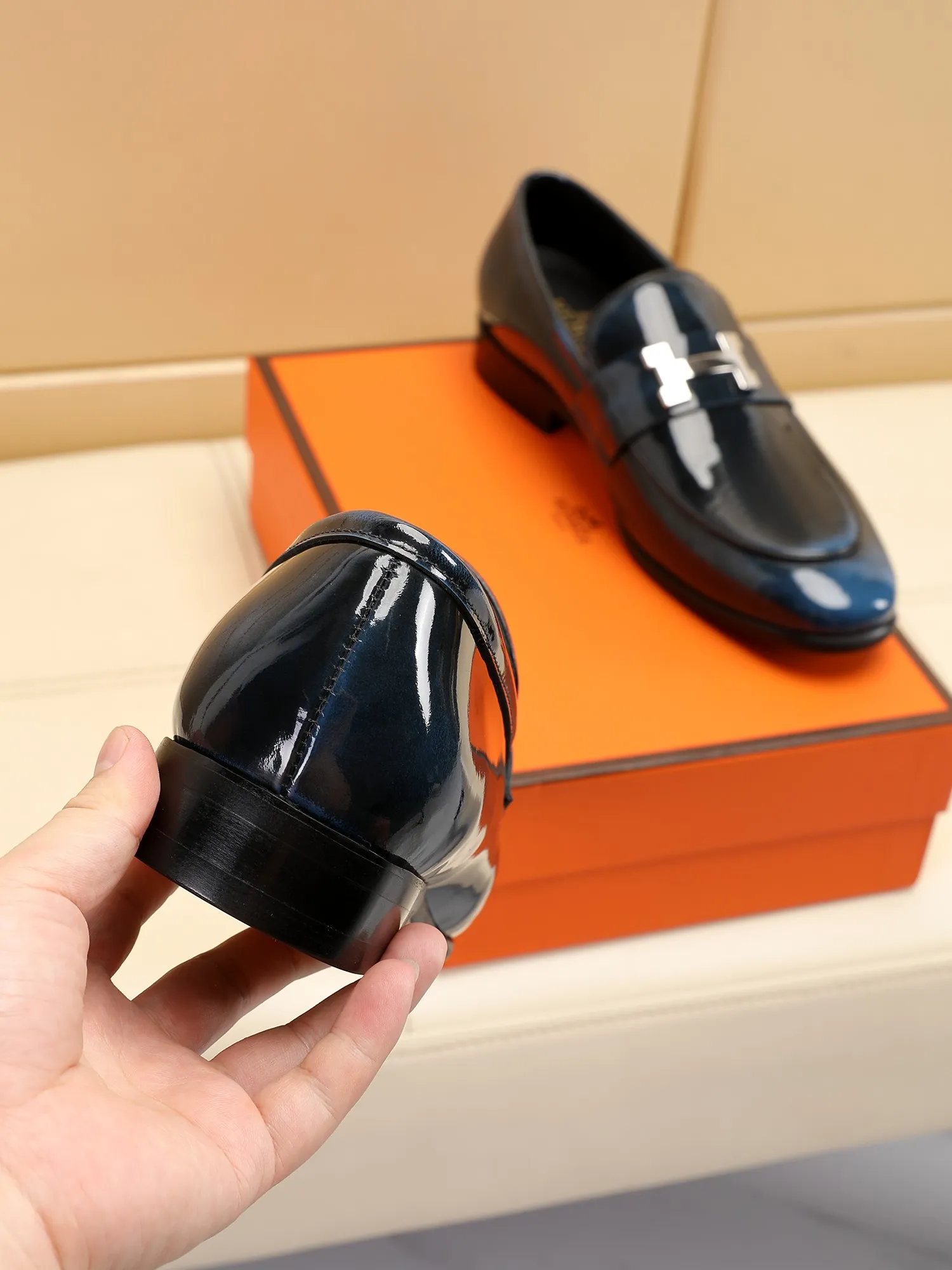 Factory price 460💶[HERMES] (cowhide lining)🍀Italian top luxury🍀He does not pursue novel styles and gorgeous colors, but attracts the favor of successful men with his flawless, elegant and classic style! This very, very comfortable, simple and stable style makes it easy to match any style! The pattern is absolutely 1:1 refined from the original case, and we strive for excellence in materials, imported cowhide + cowhide lining💪💪💪extraordinary texture👍! .Code number: 39 to 44 (38.4546 customized)